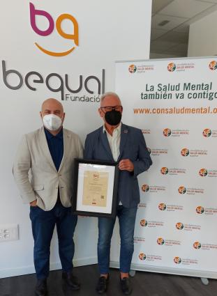 Fotografia de la entrega del Sello Bequal a la Confederación Salud Mental España