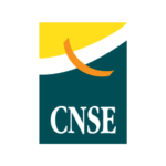Logotipo de la Confederación Nacional de sordos de España CNSE. Las siglas CNSE escritas en mayúsculas y blanco sobre rectangulo invertido con tres colores, verde oscuro, naranja y amarillo.