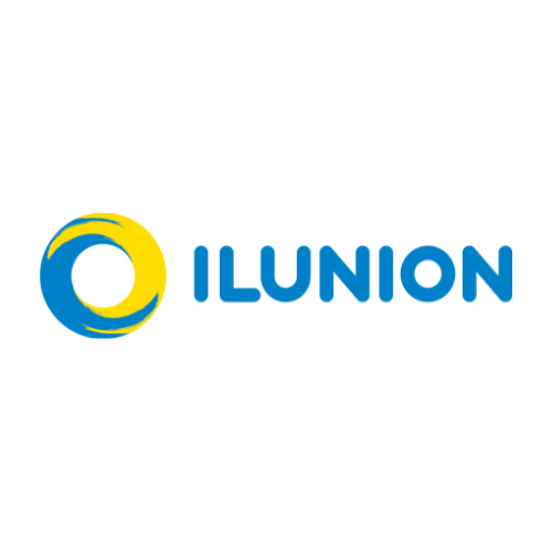 Logotipo de la empresa Ilunion escrito en letras mayúsculas y en color azul precedidas de un círculo en color azul y amarillo